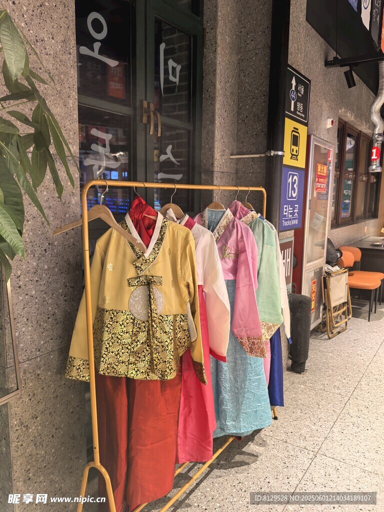 街头多彩服饰展示