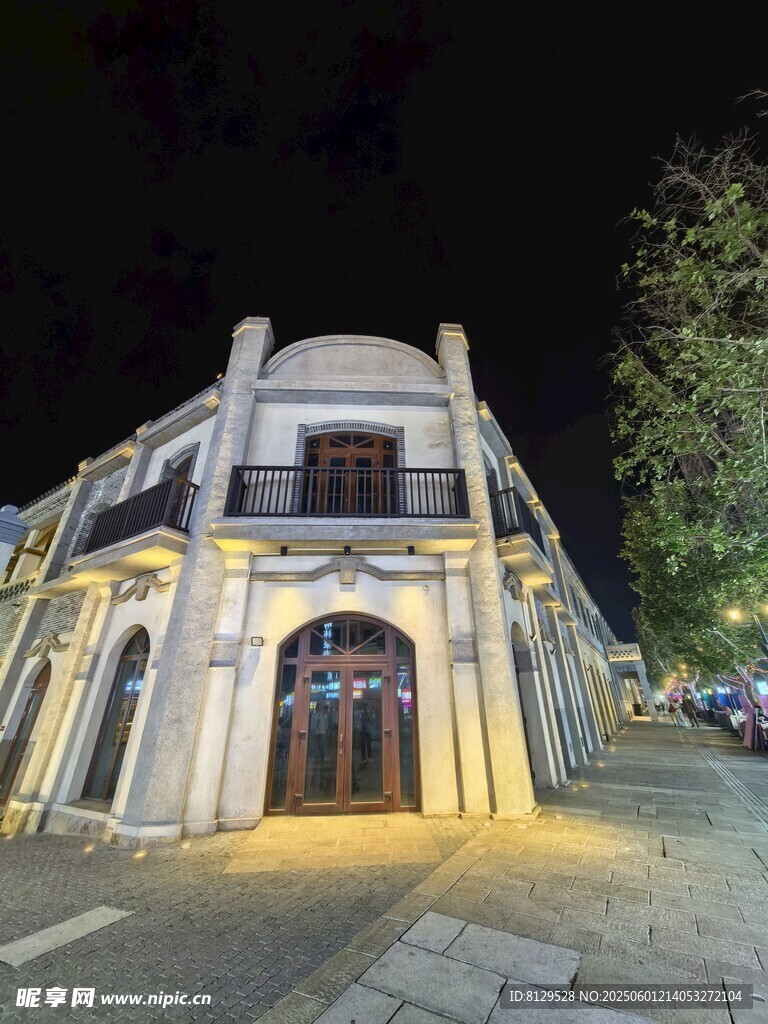 夜晚中式风格建筑外观