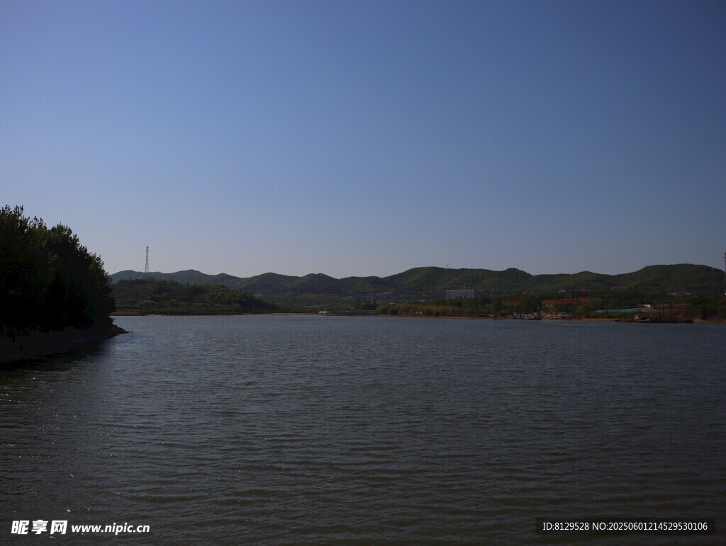 宁静湖畔风光