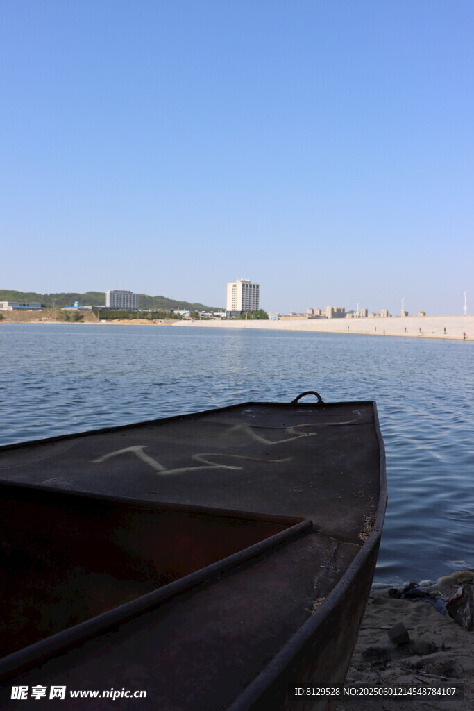 岸边停泊的小船与远处风景