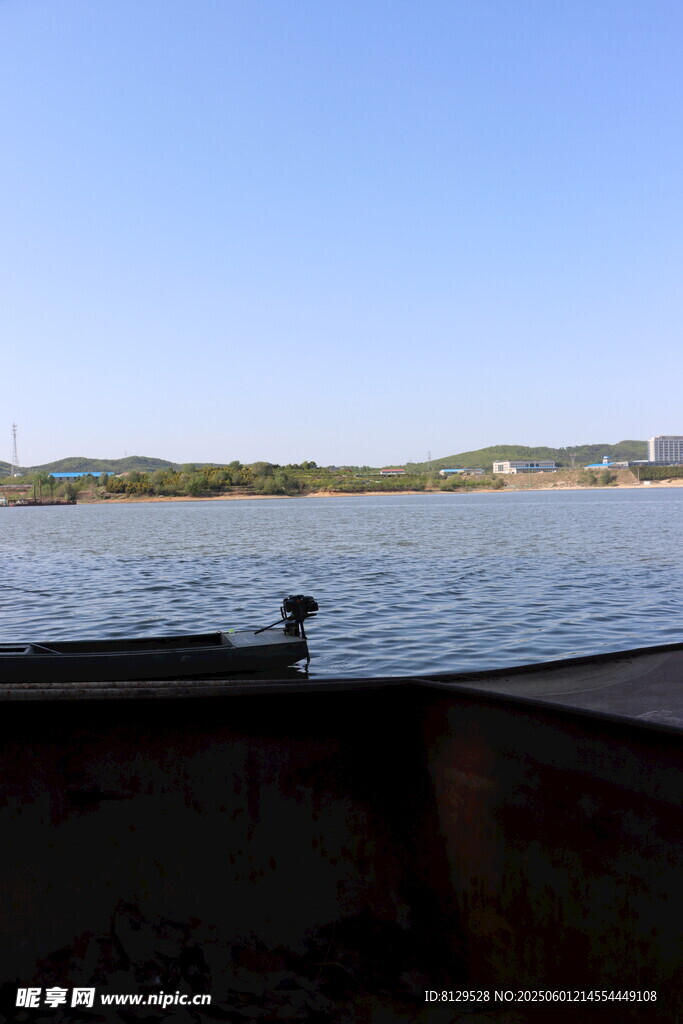 湖畔风光远眺