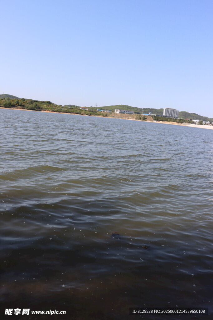 平静湖面的自然风景