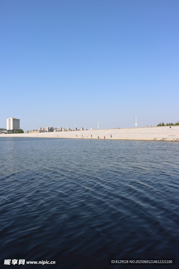 平静水面与远处建筑景观