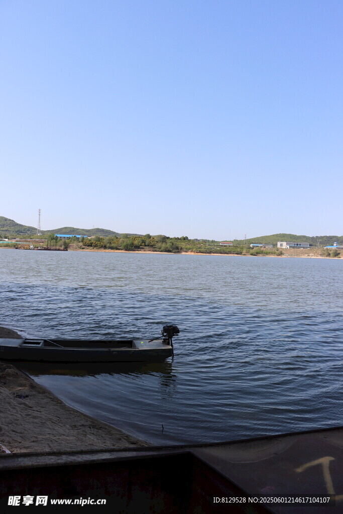 宁静湖畔小船与开阔水面