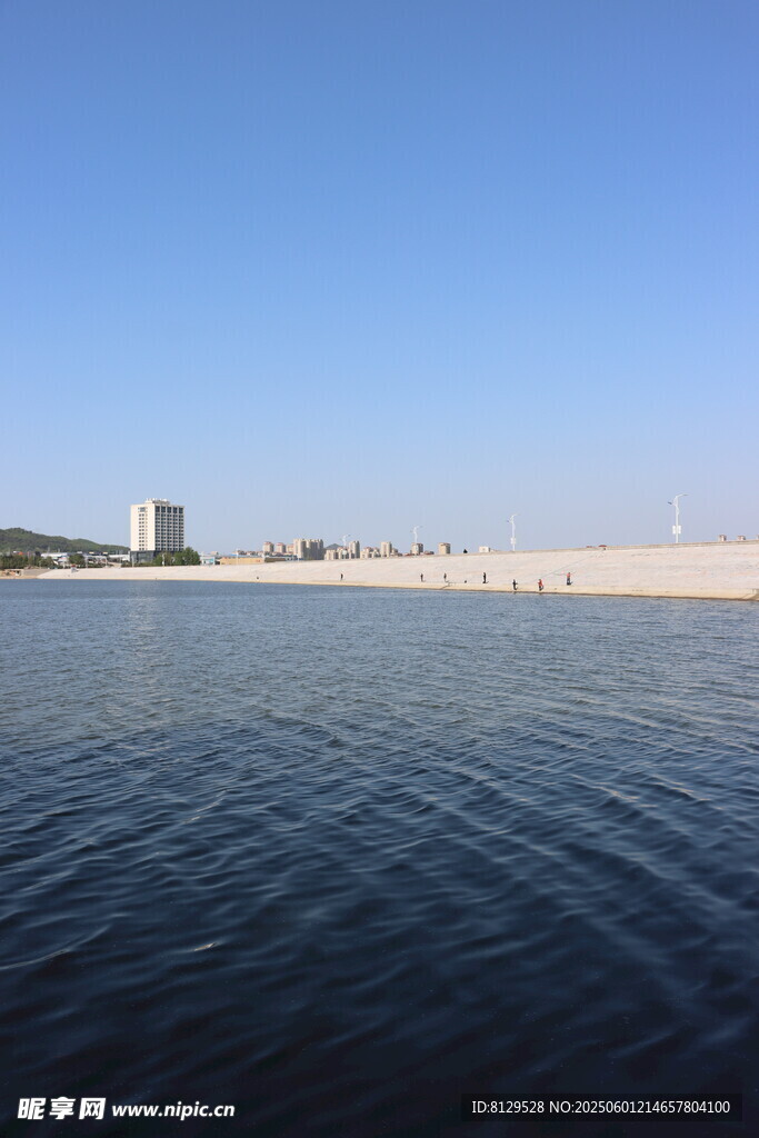 平静湖面与远处建筑景观