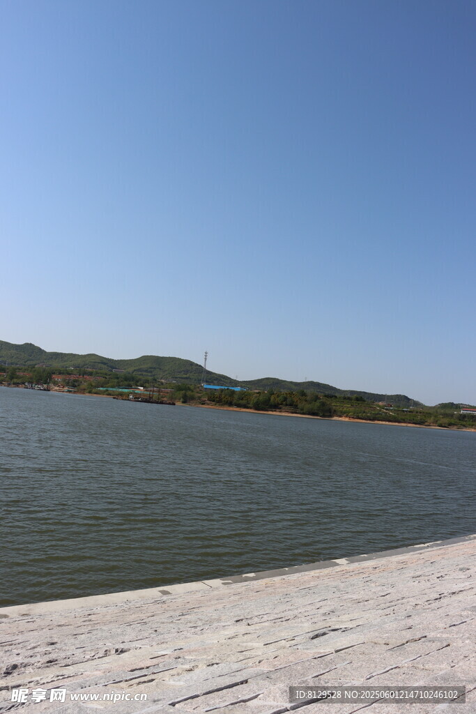 宁静湖畔风光