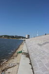 海滨步道与开阔水域景观