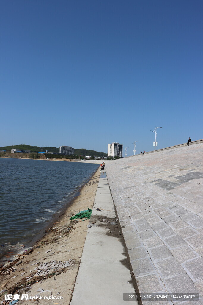 海滨步道与开阔水域景观