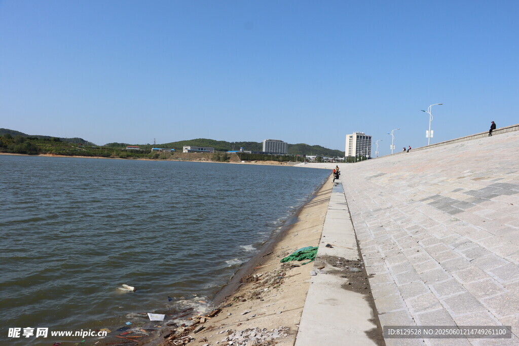 河畔风景