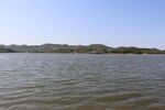 平静湖水与远处山峦景色