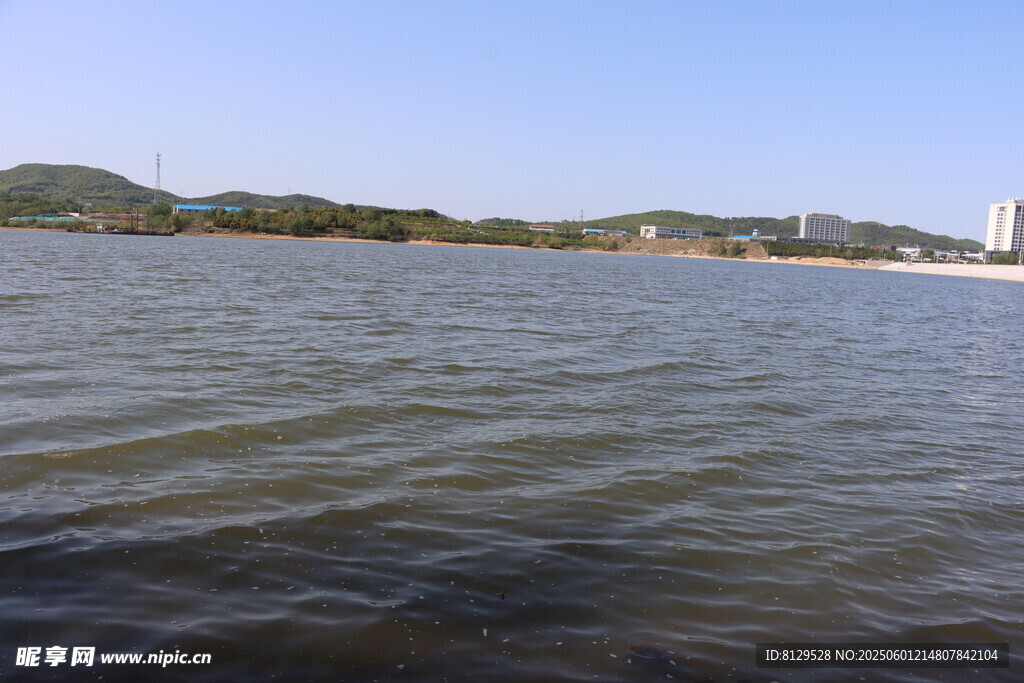 平静湖水与远处山峦景色