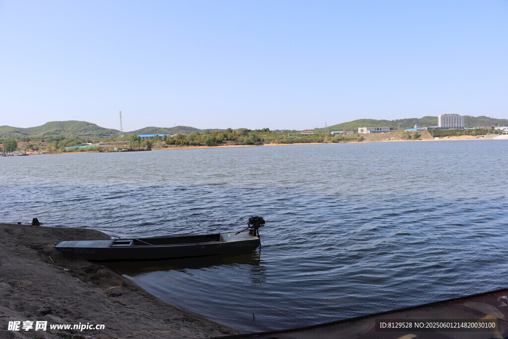湖畔孤舟静景
