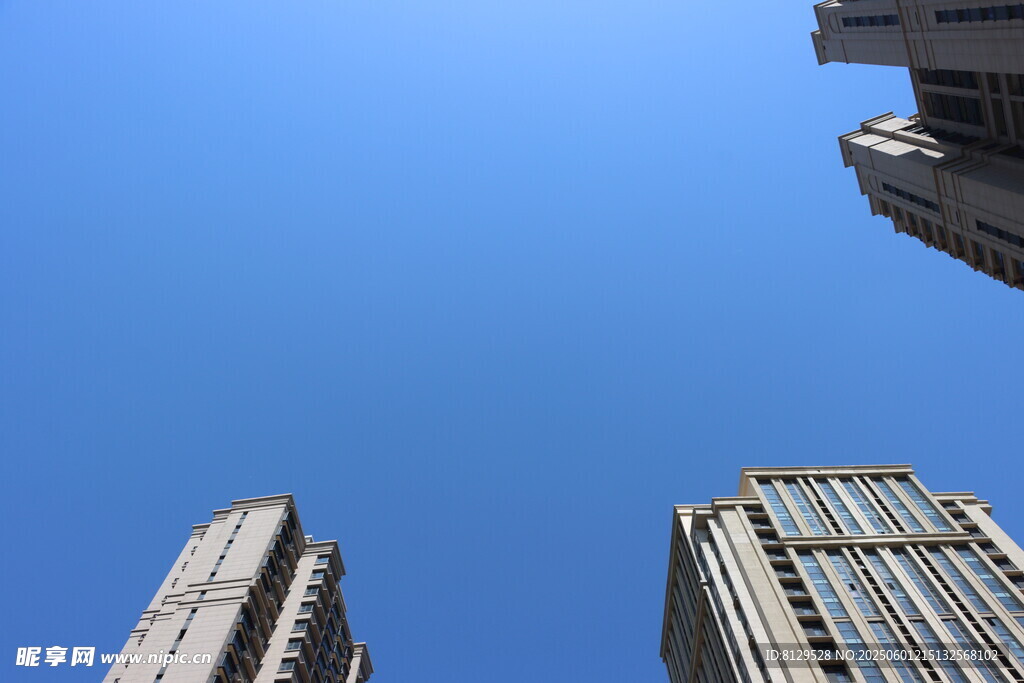 仰望都市高楼蓝天