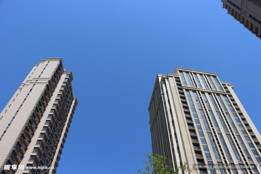 仰视城市高楼大厦