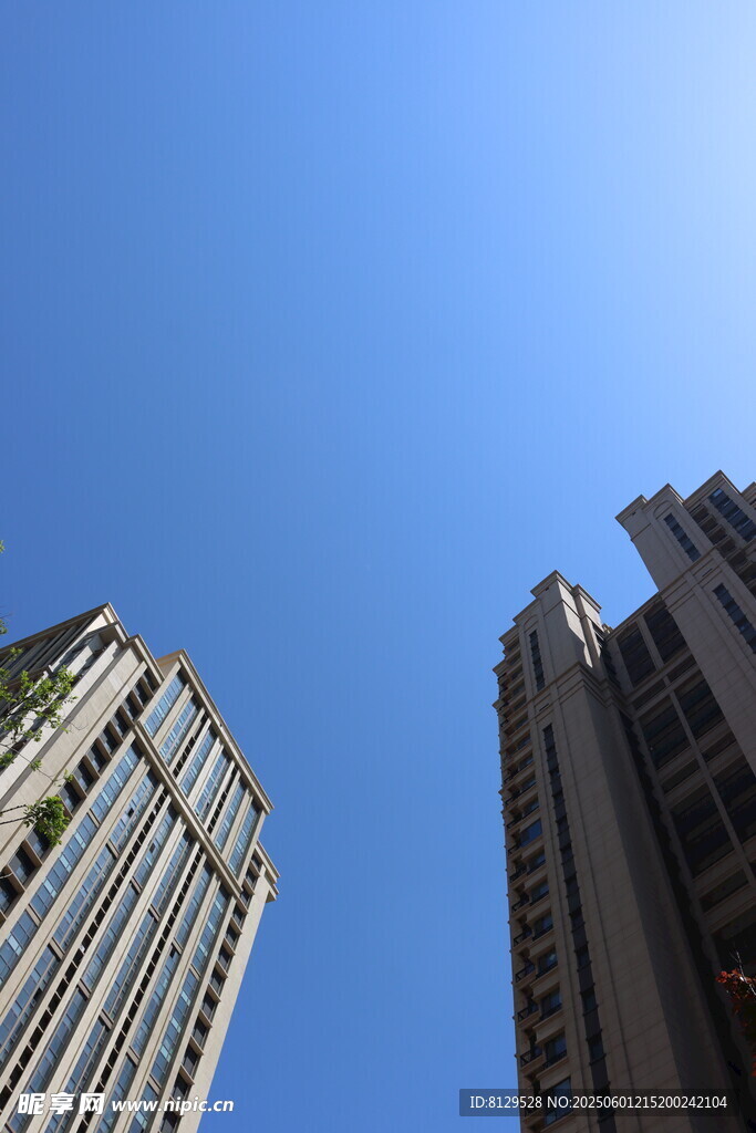 仰观都市高楼蓝天