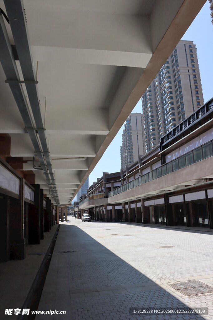 城市高架下的空旷道路