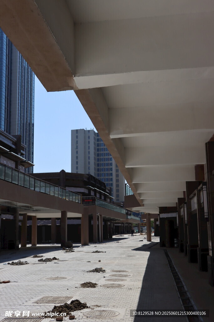 城市高架桥底的空旷场景