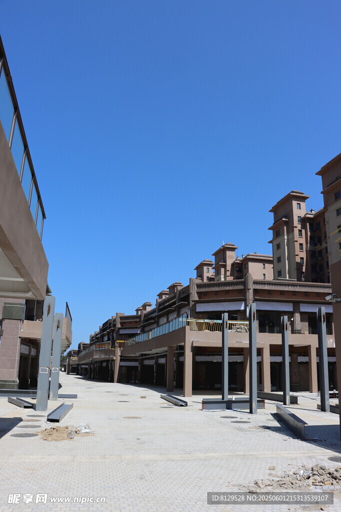 待完工的商业街建筑景观