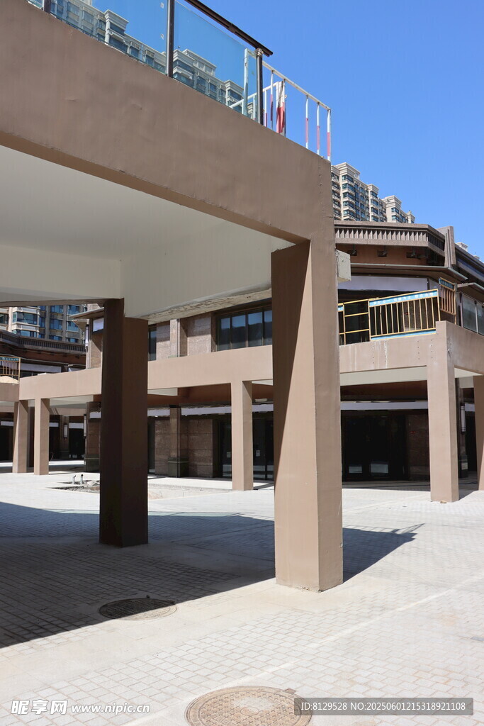 现代建筑架空结构外观
