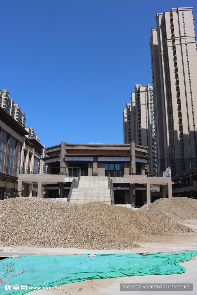 中式建筑与现代高楼景观