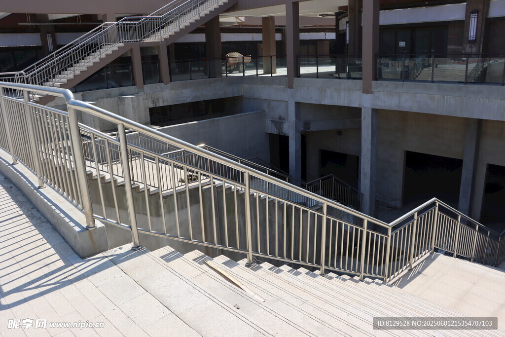 现代建筑户外金属楼梯