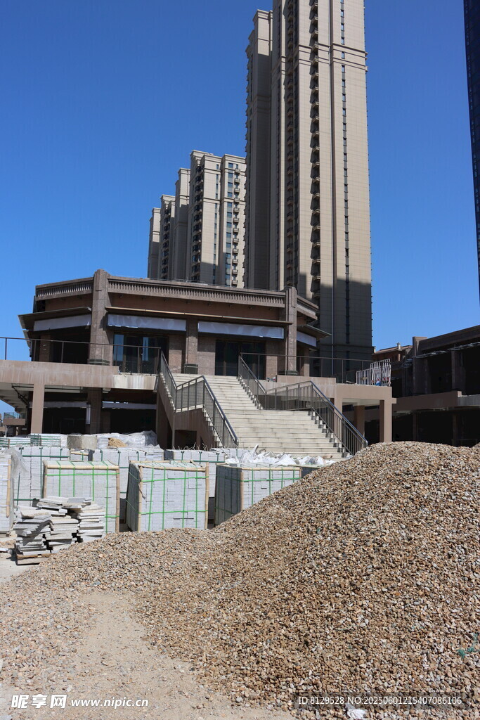 城市建筑工地砂石堆积场景