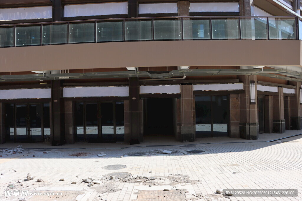 空旷的多层商业建筑外观
