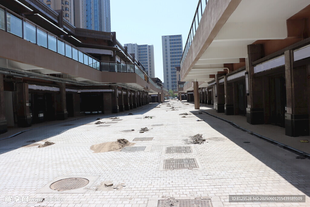 空旷城市街道的静谧景象