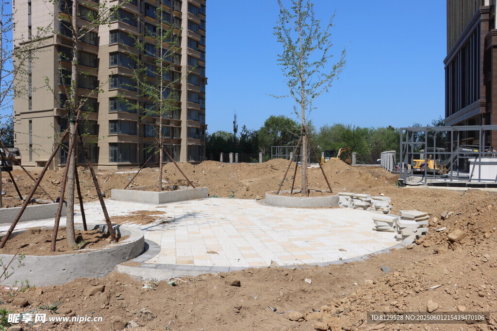 新建小区绿化施工现场