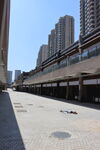 城市空旷街道与高楼景观