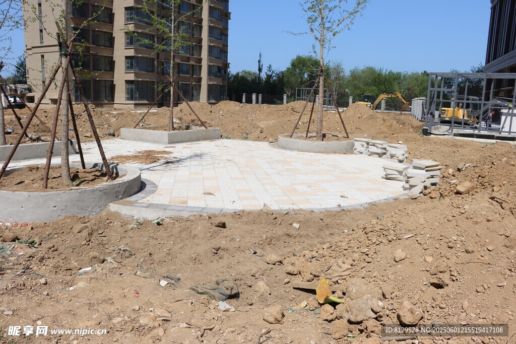施工现场的土地与建筑材料