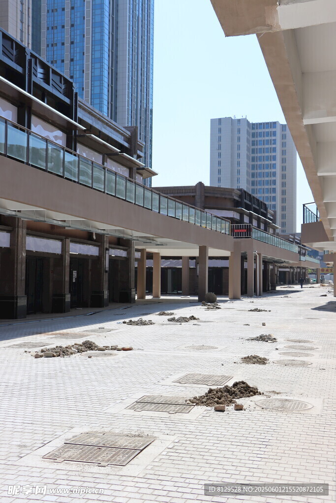 城市空旷广场与现代建筑