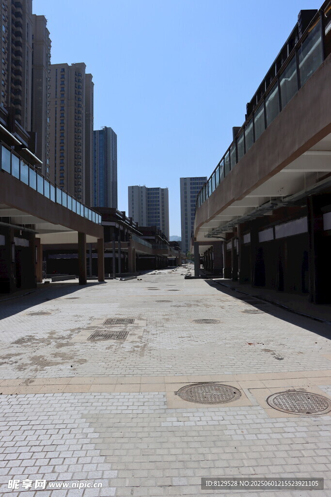 空旷冷清的城市商业街