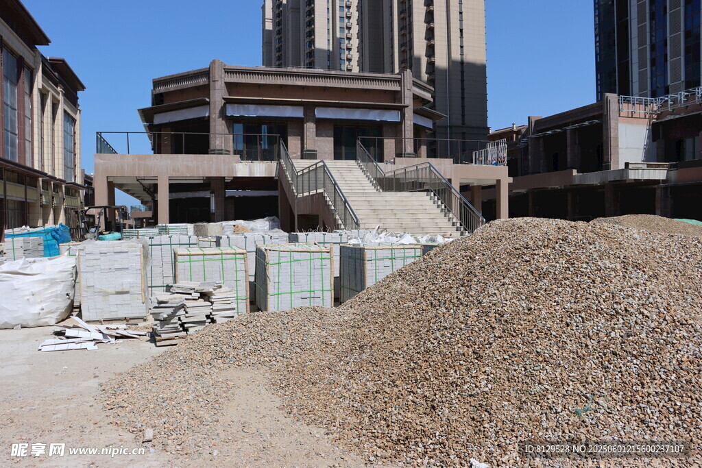 建筑工地砂石堆放场景