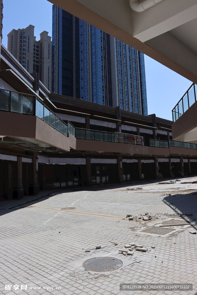 城市中开阔的户外建筑空间