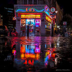雨夜街头霓虹闪烁的店铺