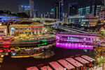 河畔绚丽夜景下的多彩船只