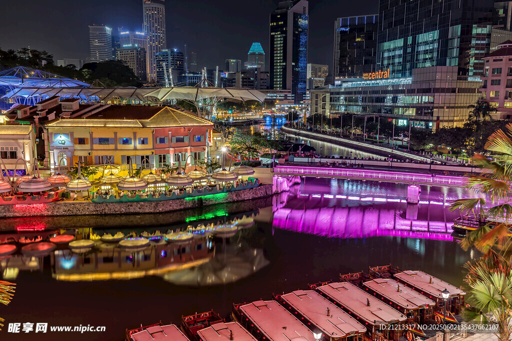 河畔绚丽夜景下的多彩船只