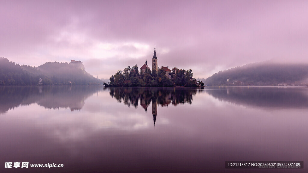 梦幻湖中小岛美景