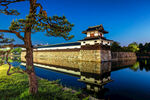 古城墙畔的静谧湖景