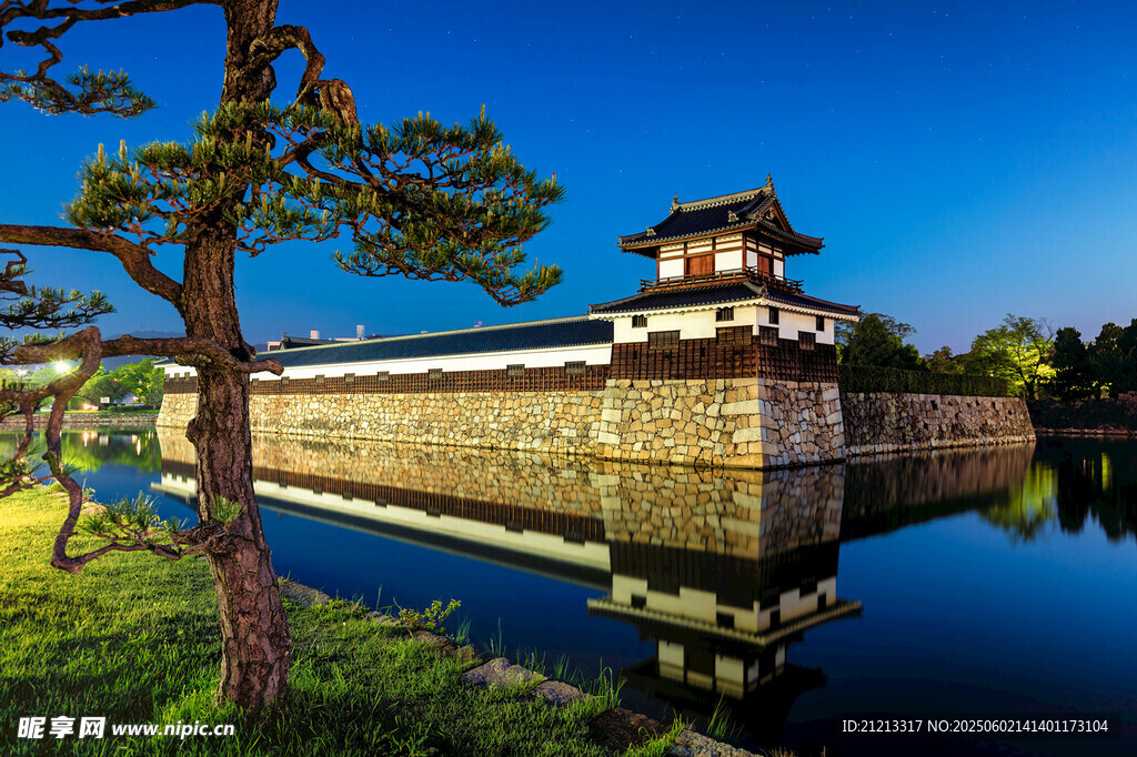 古城墙畔的静谧湖景
