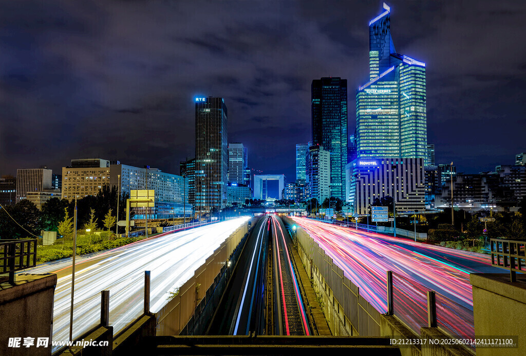 城市夜景中的绚烂车流轨迹