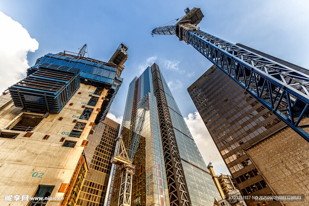 城市建筑工地与高耸起重机