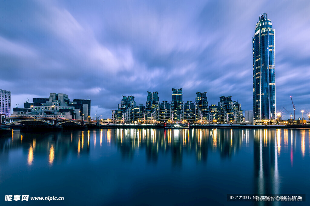 城市夜景中的高楼与水面倒影