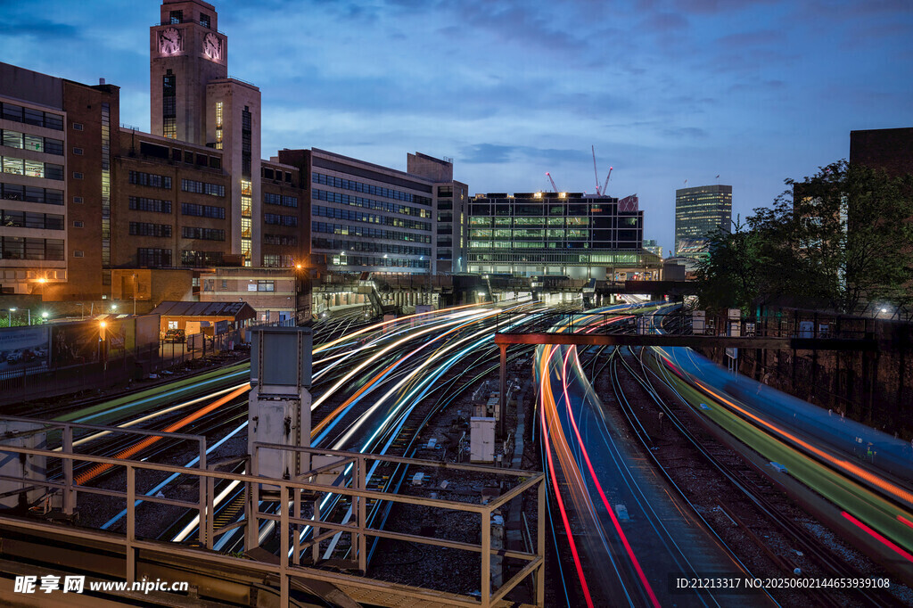 城市夜景中的多彩铁路轨道