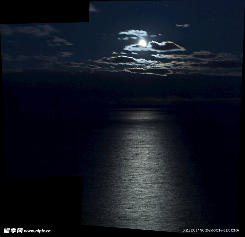 月夜下的静谧海面