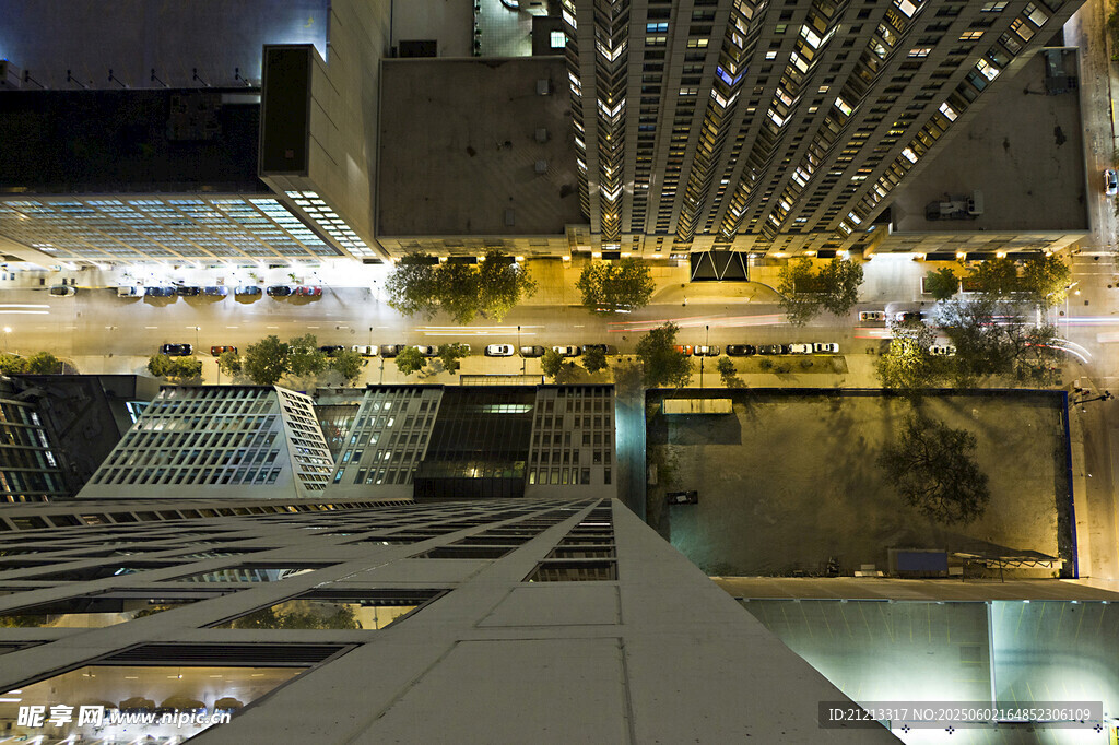 城市夜景下的建筑与水面