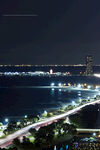 城市夜景下的海滨公路