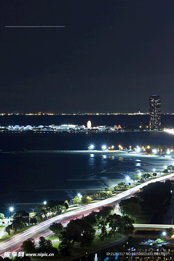 城市夜景下的海滨公路