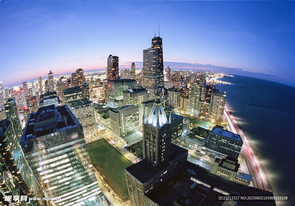 繁华都市天际线与海滨景观